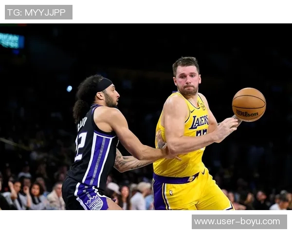 湖人半场领先独行侠东契奇表现出色艾顿状态低迷克里斯蒂贡献15分